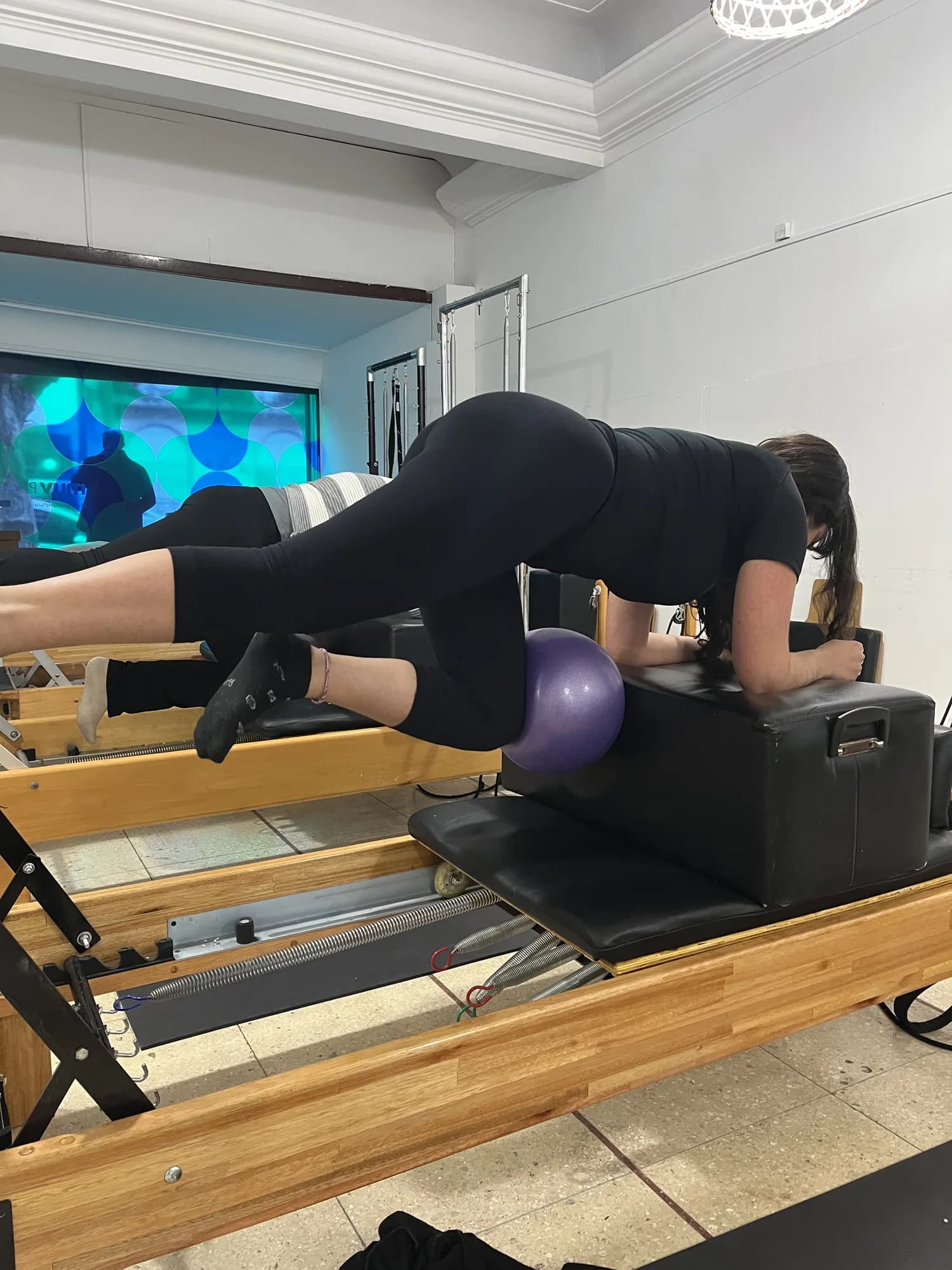 Ejercicio de core en el reformer, MUV Pilates.